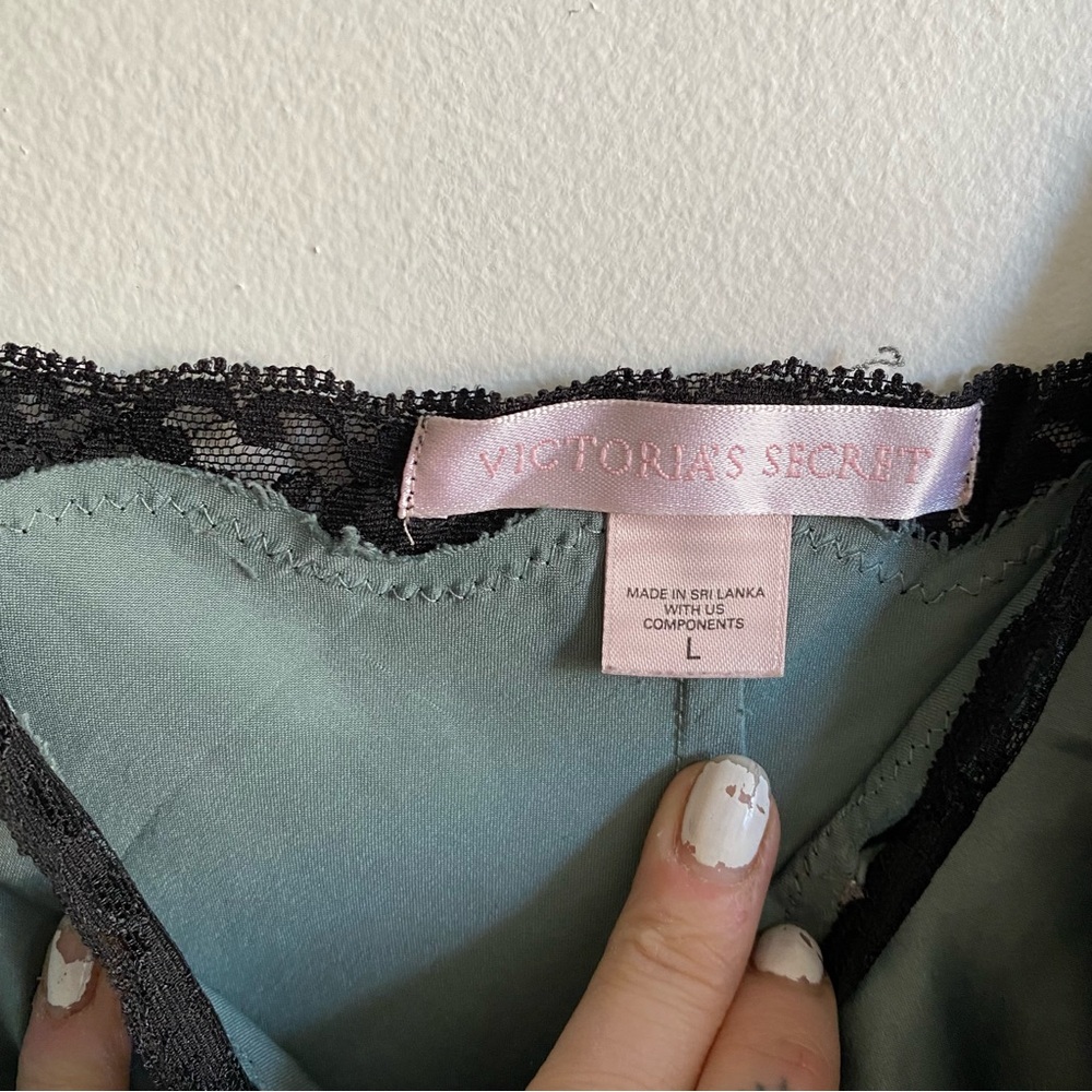 SOLD Slip💋 - Picture 5 of 11